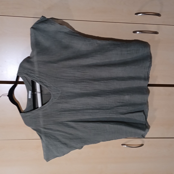 Sage green linen top. - Picture 1 of 5